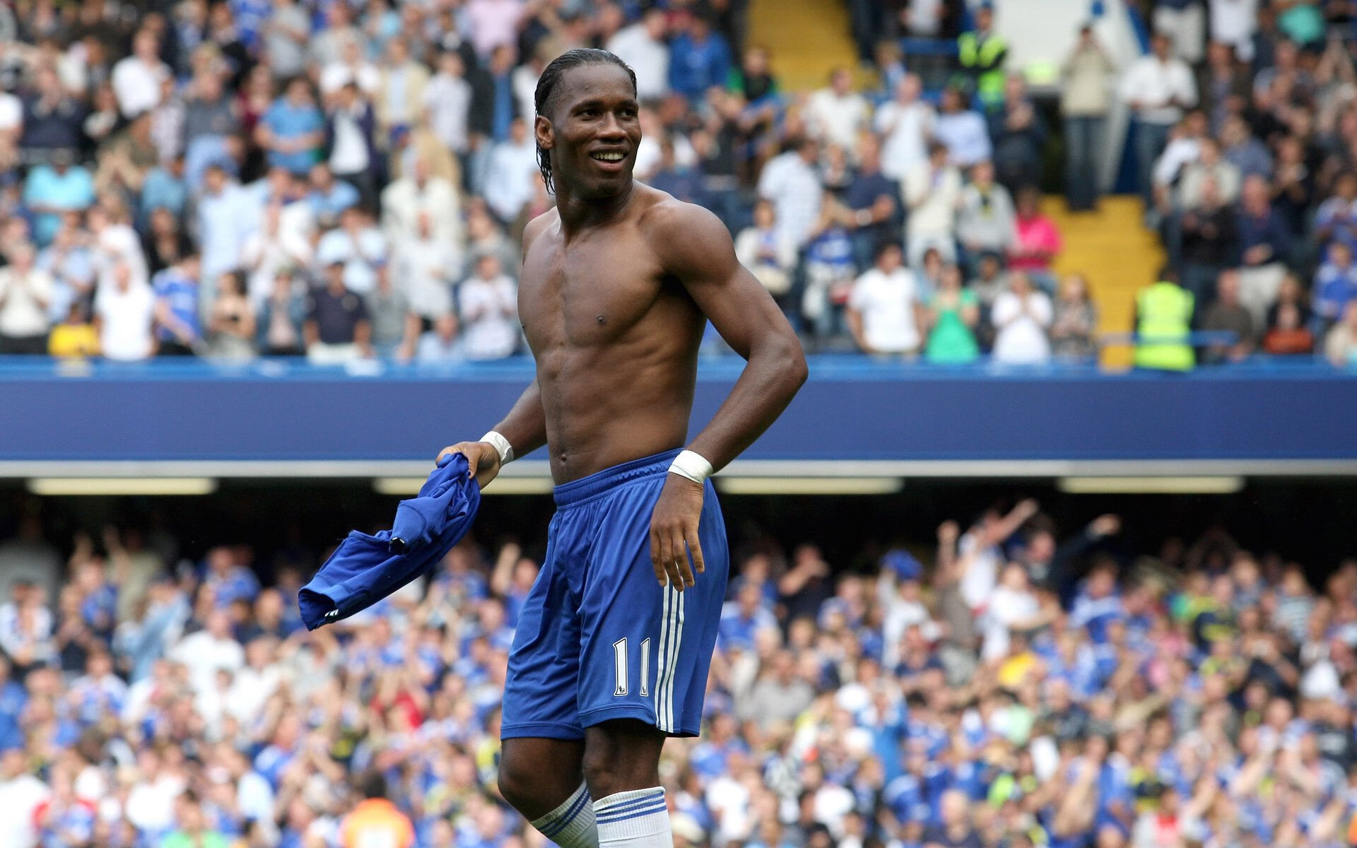 普劳德比赛中段紧咬领先集团,德普劳内受伤