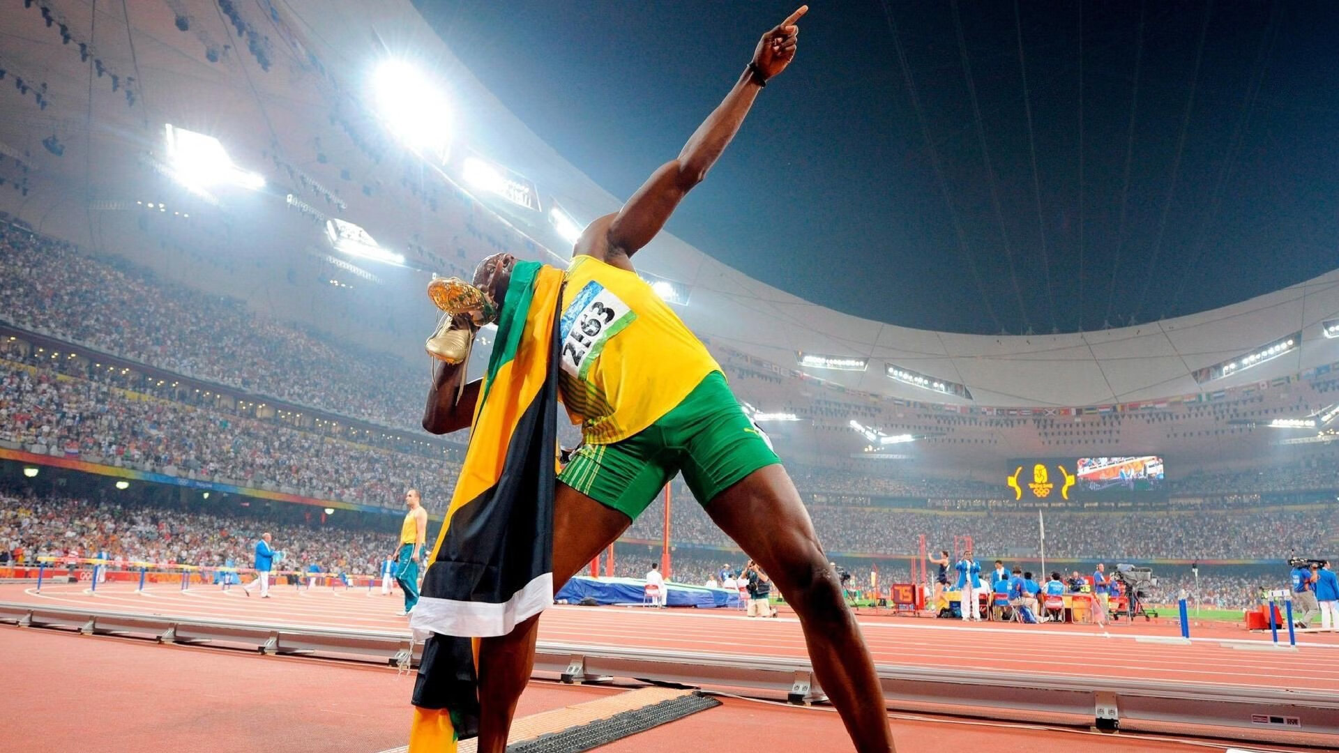 普劳德比赛中段紧咬领先集团,德普劳内受伤